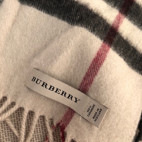 Burberry Classic Cashmere Scarf - Offwhite - Picture 2 of 4